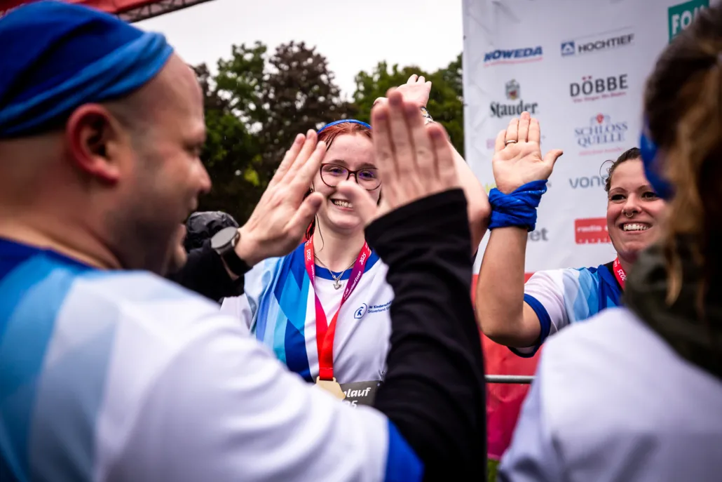 Teamgeist und Feiern nach dem Firmenlauf